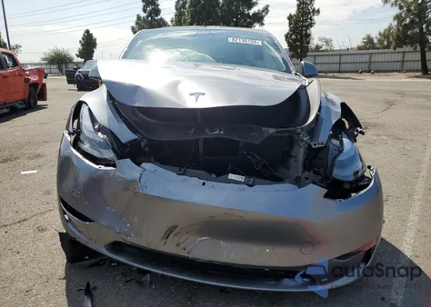 2025 Tesla Model Y z USA, uszkodzony, nr VIN 7SAYGDED4SF320852